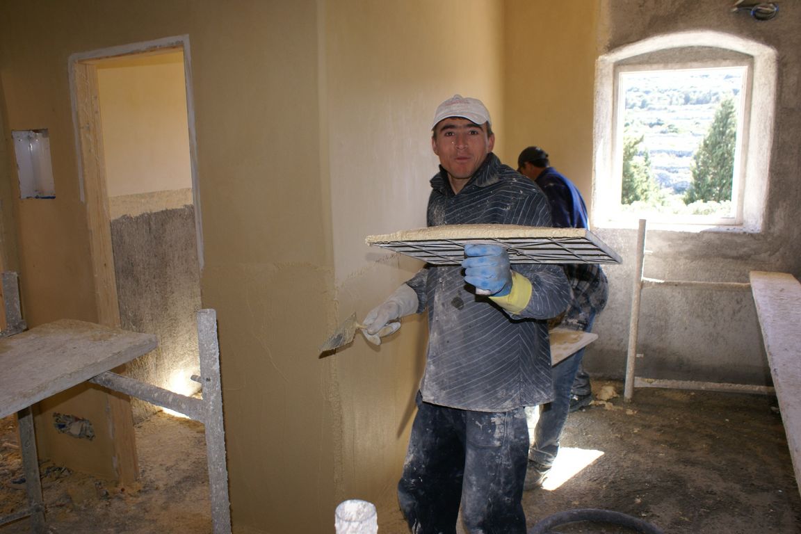 De bouw van ons guesthouse xenonas fos ke choros op kythira Woonkamer aan de muur gemonteerde witte